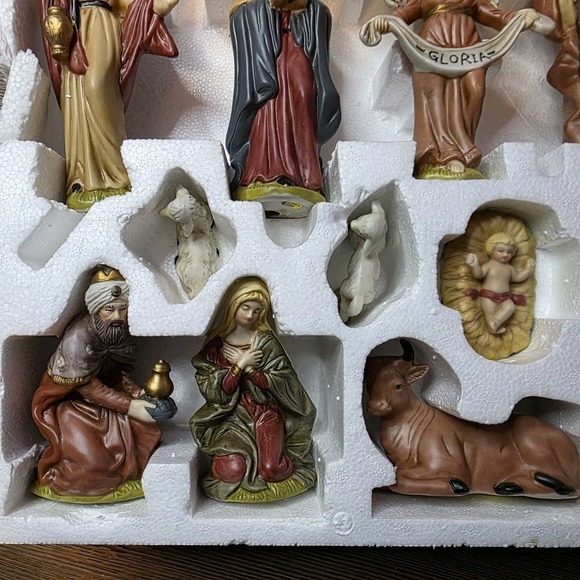 Breckenridge Holiday Nativity Hand-Painted Bisque Porcelain Set of 13 Figurines - Picture 5 of 6